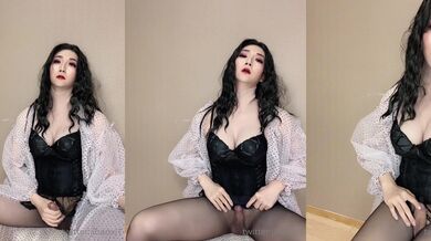 网红TS涵曦：猛壮的魁梧身材，黑丝传说摇身一变女王，丝袜摩擦鸡鸡，十分诱惑